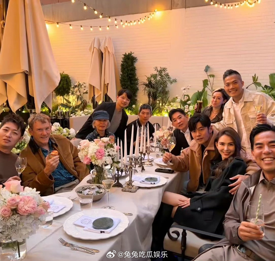 周杰伦和昆凌好有夫妻相周杰伦和昆凌结婚11周年并且孕育了三个可爱的孩子，也越来越