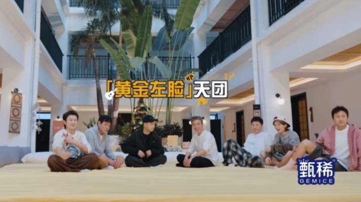 节目开录，邓超鹿晗陈赫齐刷刷跑到另一边坐。为啥？因为左脸好看！三个人凑一块就是“