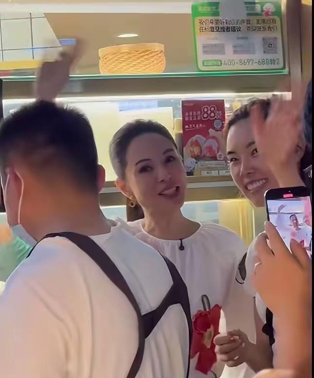 谁能想到，58岁的李若彤现身上海泗泾夜市，反差感直接拉满！没有明星的高冷架子，