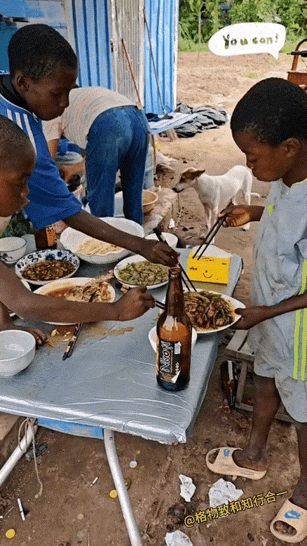 3个非洲小孩用筷子的熟练程度，不看脸，你根本不知道是非洲人