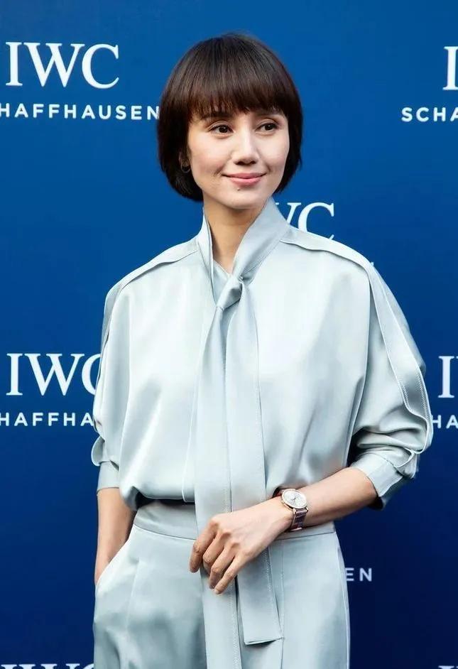 💼袁泉这一身太适合职场抄作业！同色系缎面套装，领带设计弱化严肃感，阔腿裤藏肉