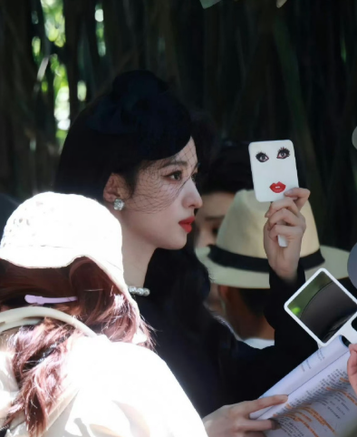 哈哈好非主流的镜子，这是千禧年代的东西又开始流行了？王楚然清冷的外表藏着一个搞笑