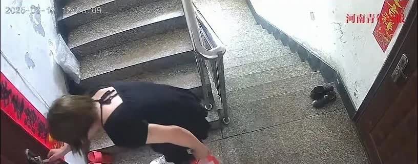 大家外出的时候，还是要把门给反锁好。河南青年报报道了一起特殊的事件，一名男子戴假