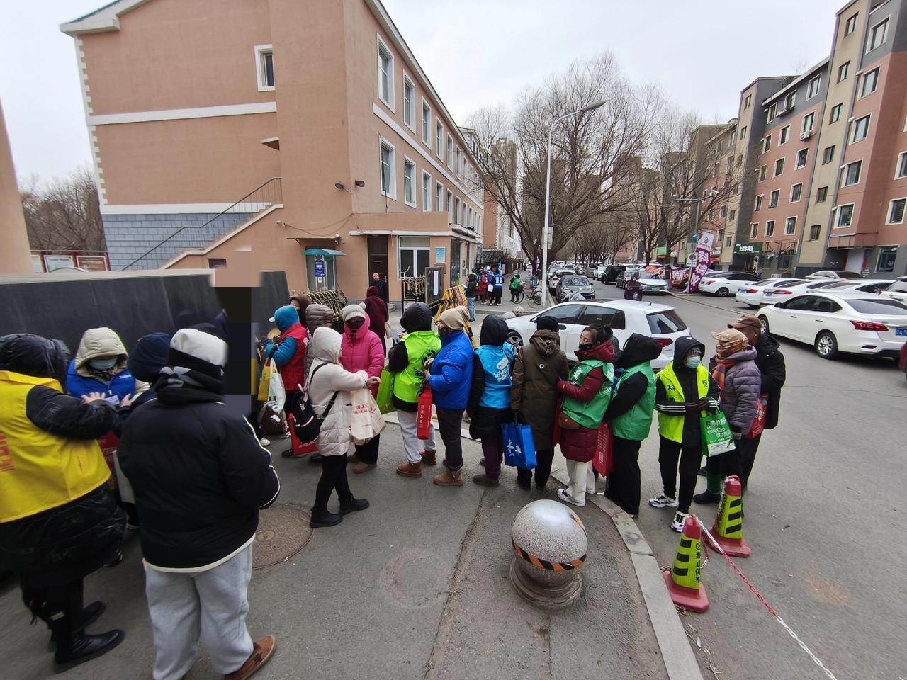 排长队干啥的[捂脸哭]，惊喜不意外不？今天去考试现场，看见老太太排很