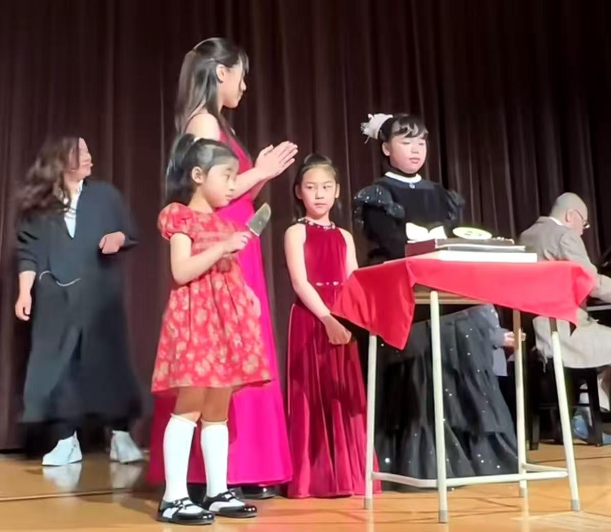 87岁钢琴家刘诗昆过生日，5岁女儿2岁儿子陪在身边，网友替翁帆遗憾！刘诗昆第三