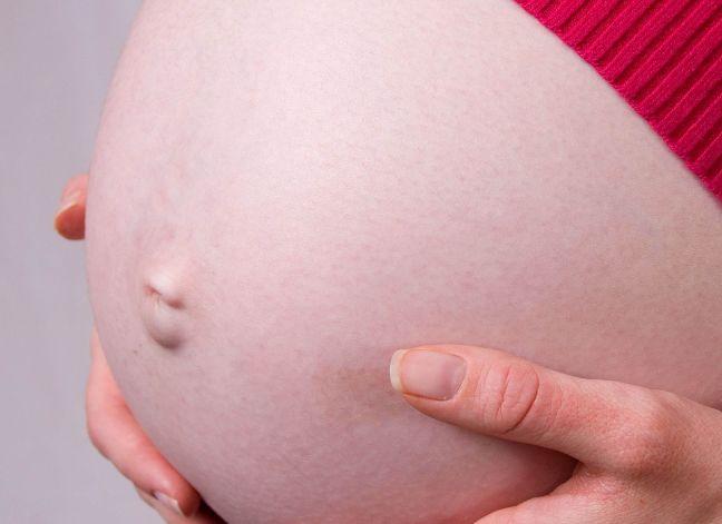 40岁高龄产妇疼痛十多个小时生下宝宝, 婆婆看到孩子后: 怪物!