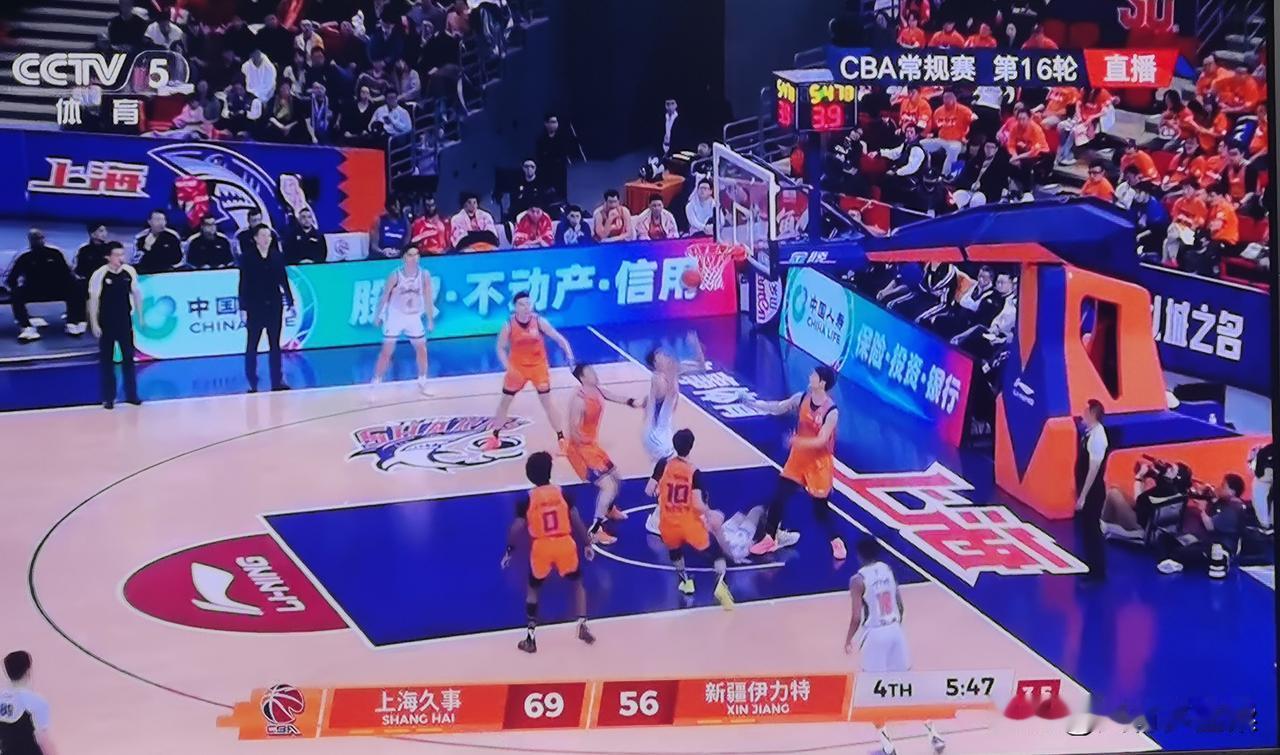 CBA篮球联赛第十六轮比赛，今天同时有多场比赛进行。央视体育频道五套直播了上海久