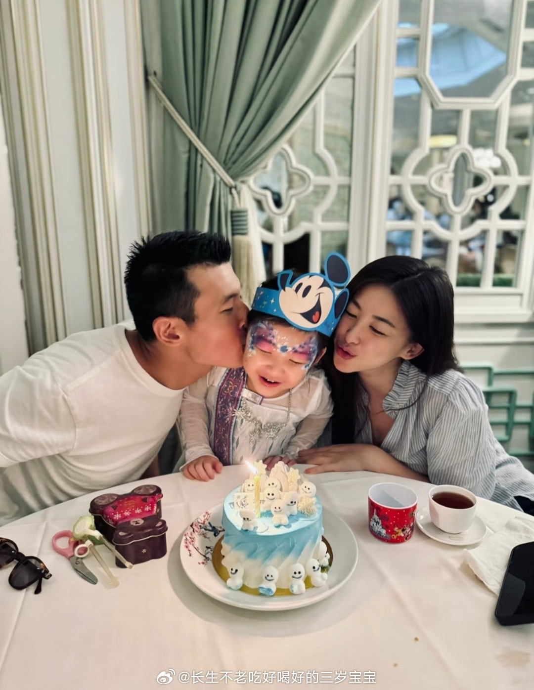 朱珠女儿王珠宝近照朱珠和王昀佳带女儿在香港迪士尼过4岁生日，王珠宝身穿公主裙，在