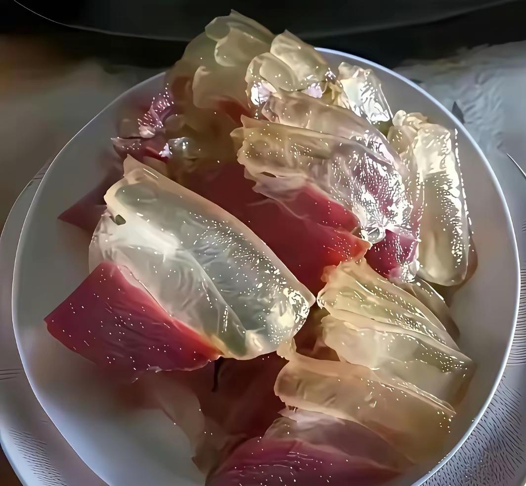 这种肉能吃吗？怎么看着怪怪的。腊肉是这么透明的吗，有了解的朋友出来解释下？