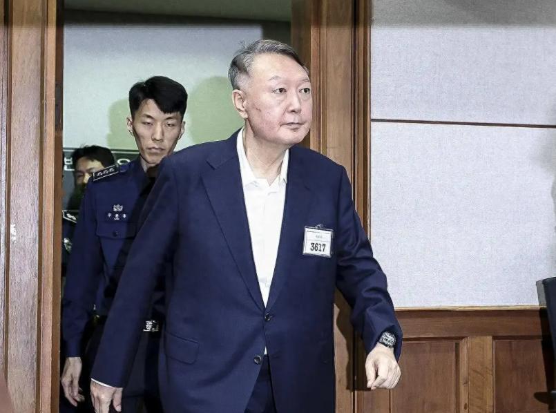 韩国法庭上突然闹翻了天，本来前总统尹锡悦正受审呢，结果听到检察官一句话，当场就绷