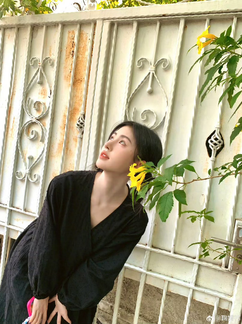 鞠婧祎黑裙双丸子头好灵鞠婧祎拥抱巨型苹果捧碗歪头也太可爱了，与巨型苹果同框简直