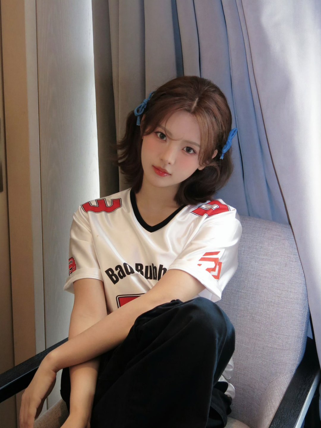 确实很好看啊而且她真的不是在炫耀，是自信啊！她是非常标准的漫画少女脸啊小头小脸，