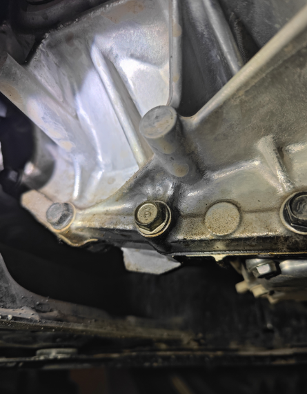 十代雅阁变速箱渗油严重十代雅阁目前1万2千公里，换变速箱油的时候，发现渗油严重