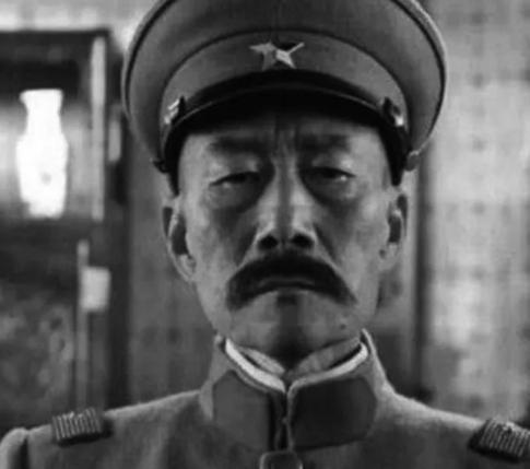 1894年，张作霖去于六家喝酒，中途于六去放水，谁知于六的小老婆二兰子突然拼命靠