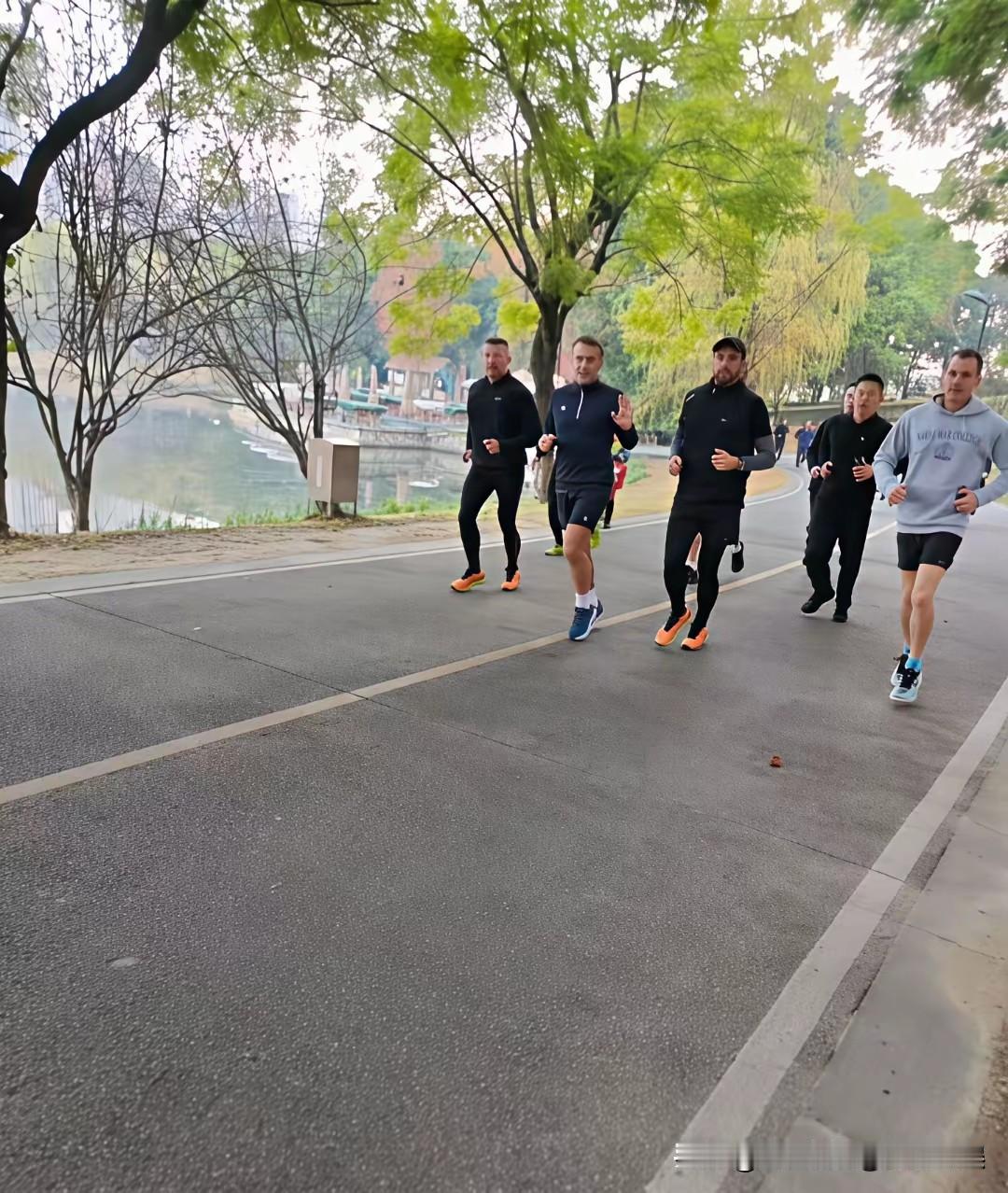 12月5日，一大清早，法国总统马克龙就在成都锦城湖公园内晨跑。虽然大批保镖陪着