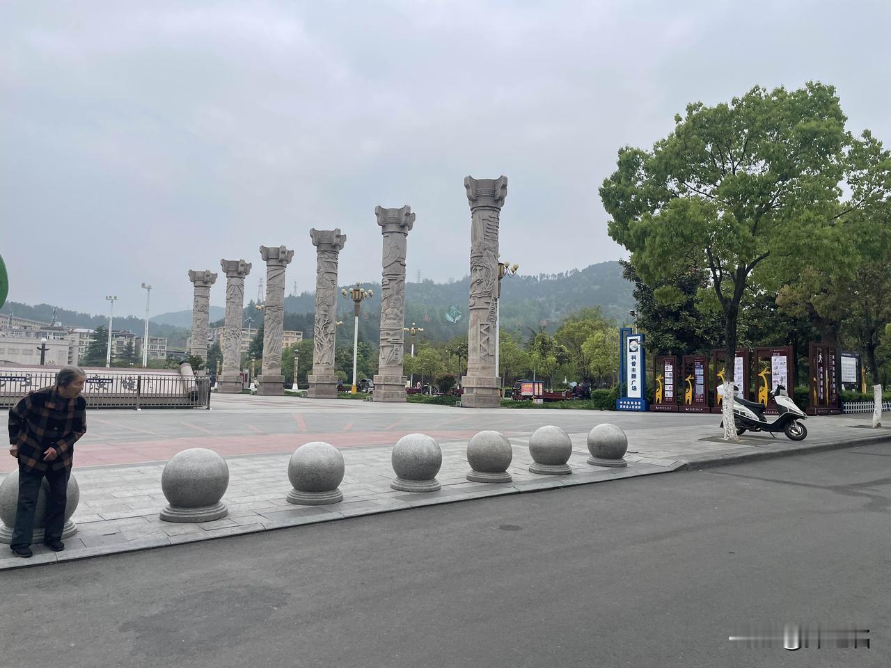 儿子考上985，妈妈“凡尔赛”晒录取通知书被踢出群，网友：现实版“甄嬛传”微