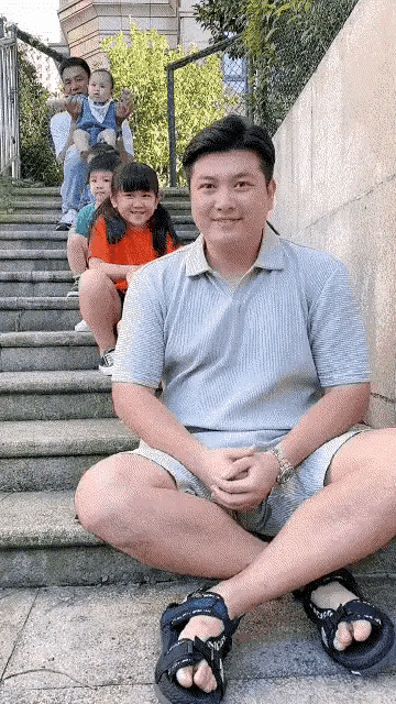 看这孩子年龄差不多，估计结婚到现在，用不上两包卫生巾吧[捂脸哭]