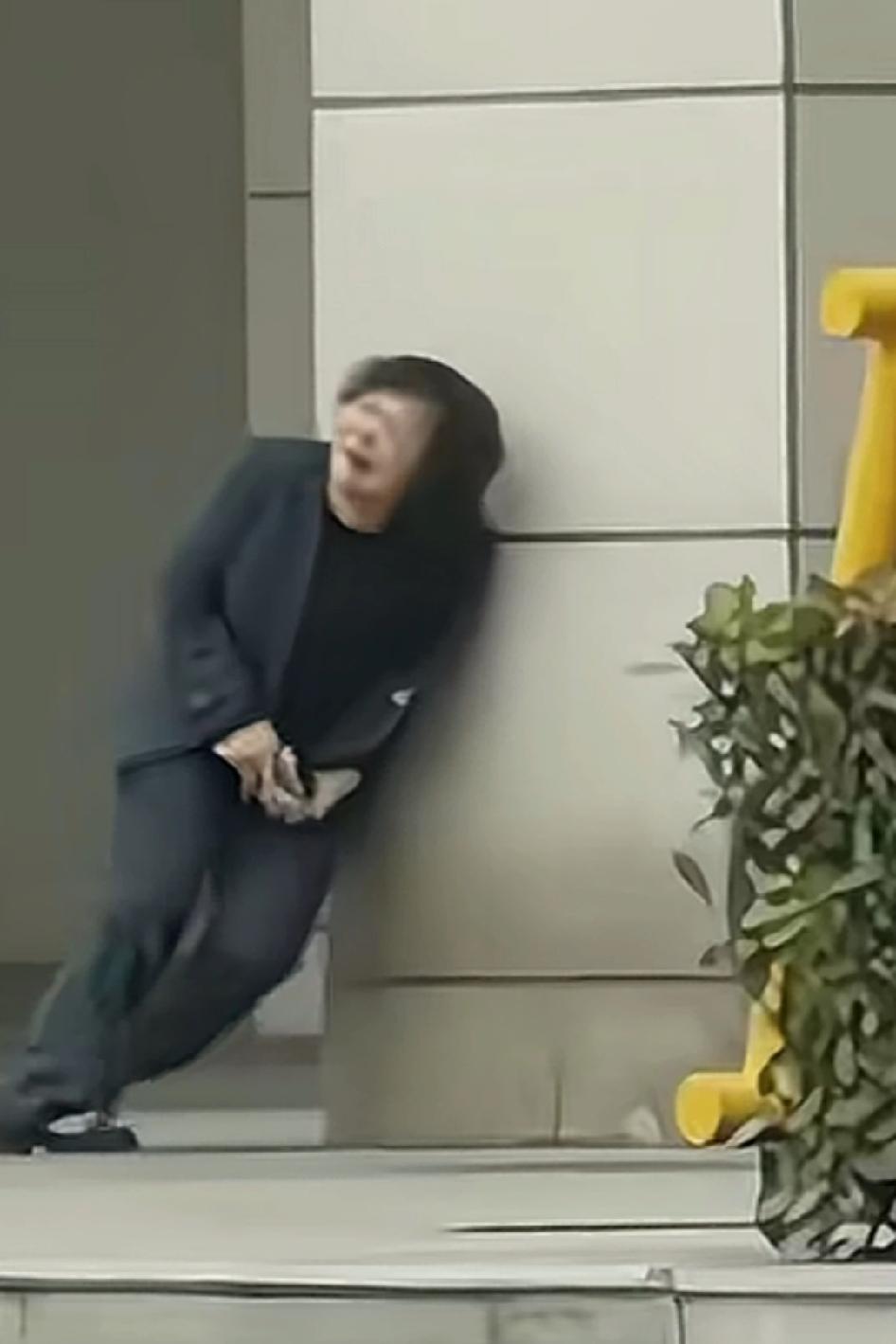 网友在医院门口光电，看到女子在医院门口崩溃大哭！女孩子的泪水像水一样流下来，