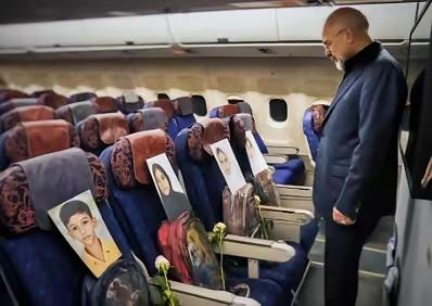 伊朗这招太狠了，在去谈判的飞机上，代表团什么都没往飞机上装，每个座位上都放了因为