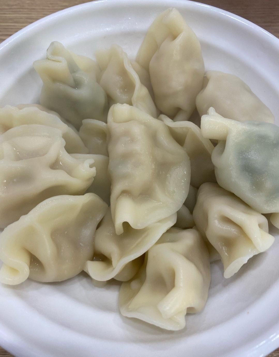 据老年人说，伏天不吃韭菜，究竟有没有科学道理，还不晓得。桂花飘落，满地金黄。