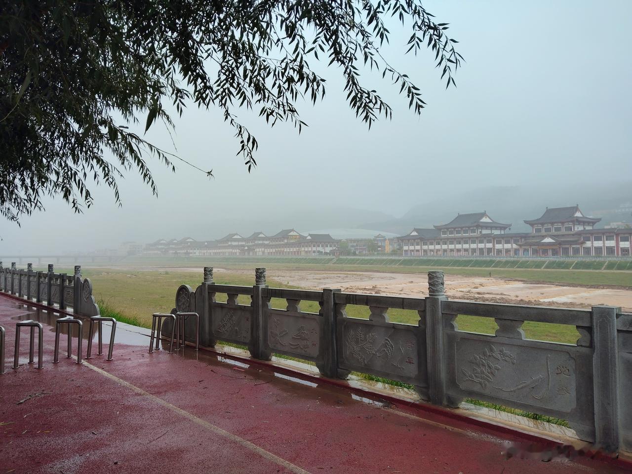 烟雨古莱坞进入十月，陇西秋雨连绵。古莱坞的上空，烟雨蒙蒙。烟雨的古莱坞，好似