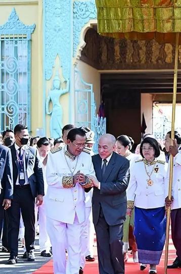 洪森想取代西哈莫尼当国王之心已久，只是害怕西哈莫尼国王和中国的友好关系，怕动西哈