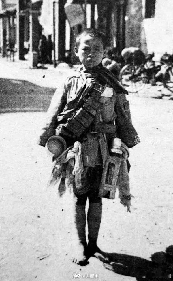 1938年，一个15岁的小战士不幸被日寇抓捕。在杀害小战士之前，日寇给他拍了一张