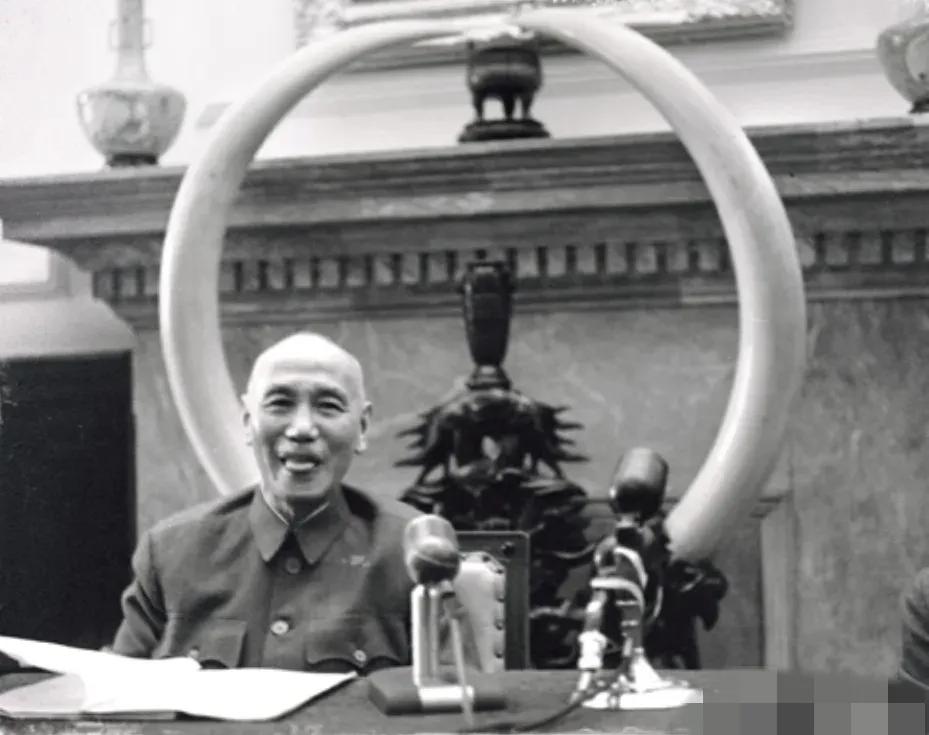 1936年，西安事变中，侍卫翁自勉舍命救蒋介石，导致右腿落下终身残疾，面对这位救