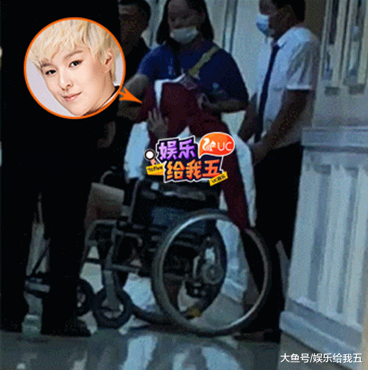 sunnee杨芸晴发布会晕倒紧急送医 坐轮椅被蒙头推入急诊室
