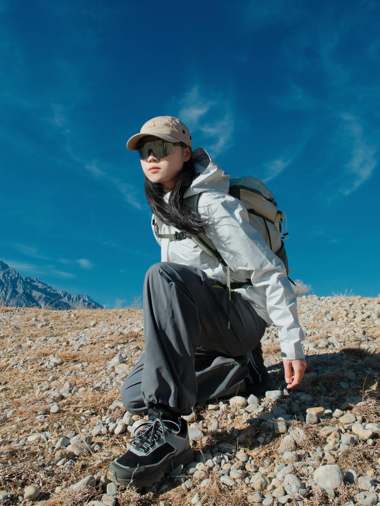 户外探险少女背着行囊勇敢前行女生登山徒步旅行穿搭