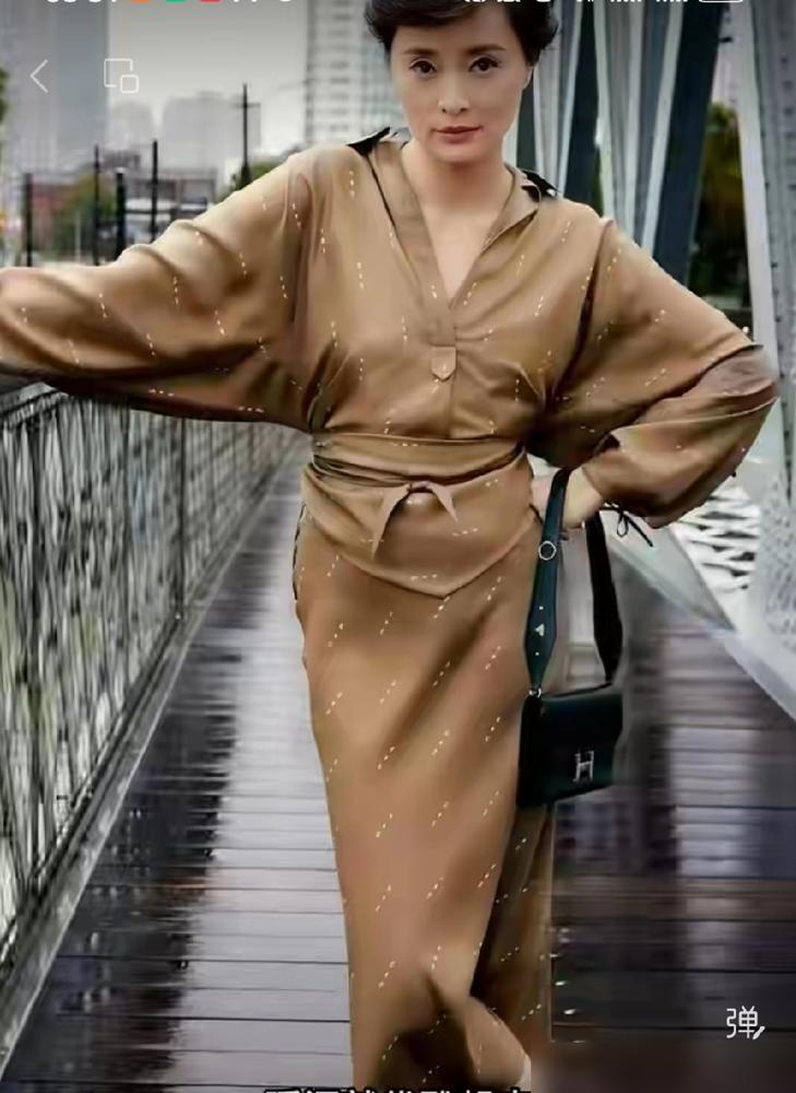 吴越不是“人淡如菊”吗？怎么穿上爱马仕，却成了“行走的端午粽”？一直以来，