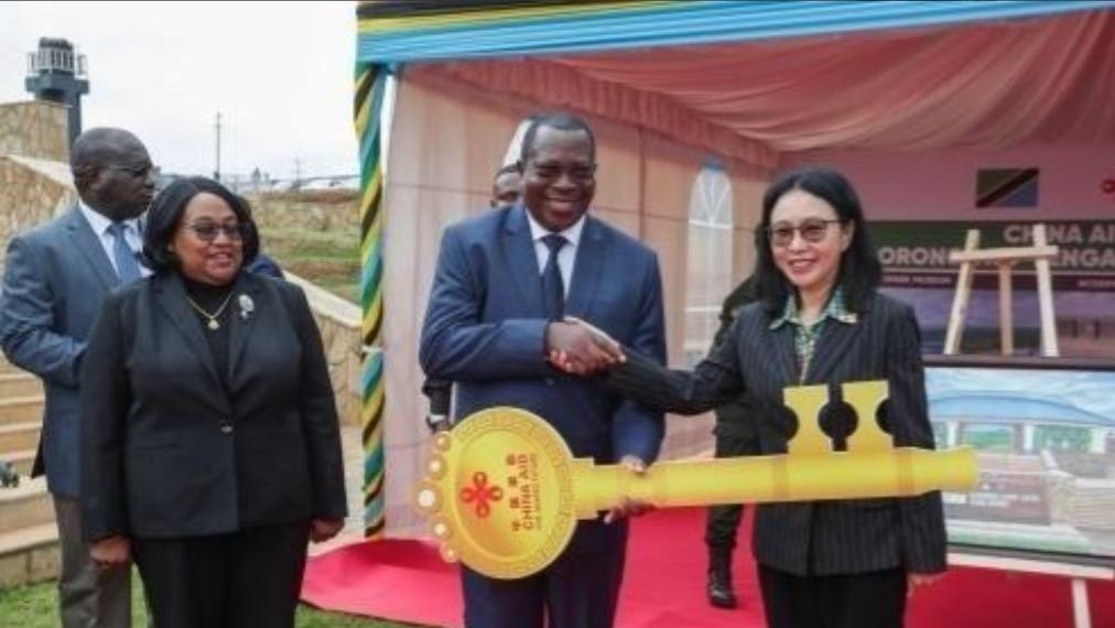 坦桑尼亚之前为了向英国和日本示好，突然就取消了和中国合作的100亿美元巴加莫约港