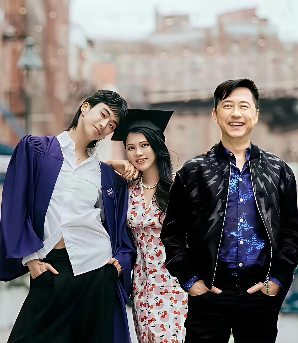 伊能静的儿子恩利打扮成这样，真有勇气，还好他的父母都很包容