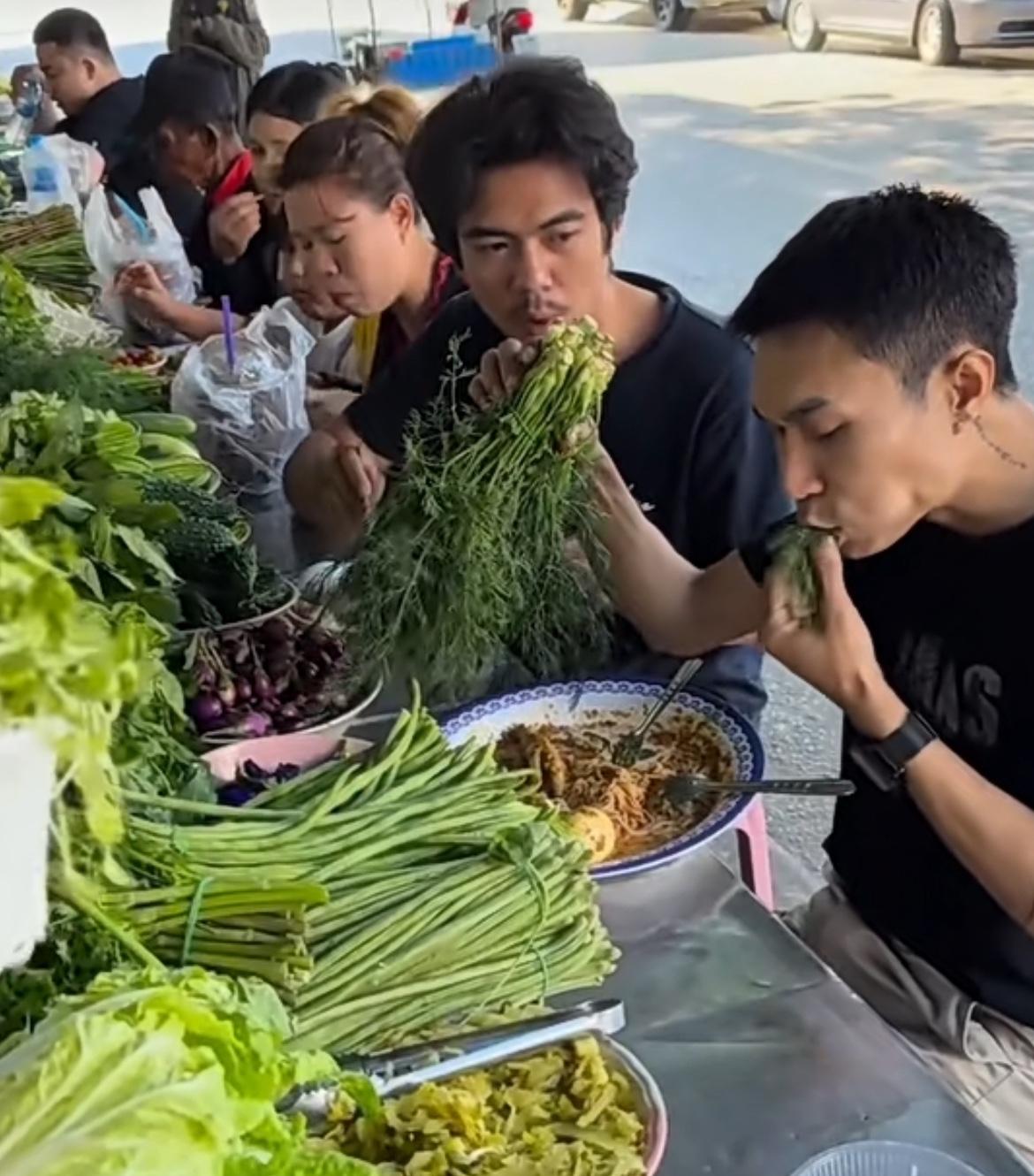 老挝和越南一样，喜欢吃生的蔬菜，老挝的路边自助餐蔬菜都是一整把的，看起来像蔬菜摊