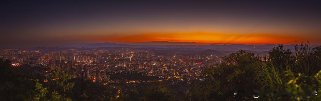 重庆的山水之美怎么拍出来日落时刻，璧城夜景，全屏高清拍摄（2万亿以上像素/张），