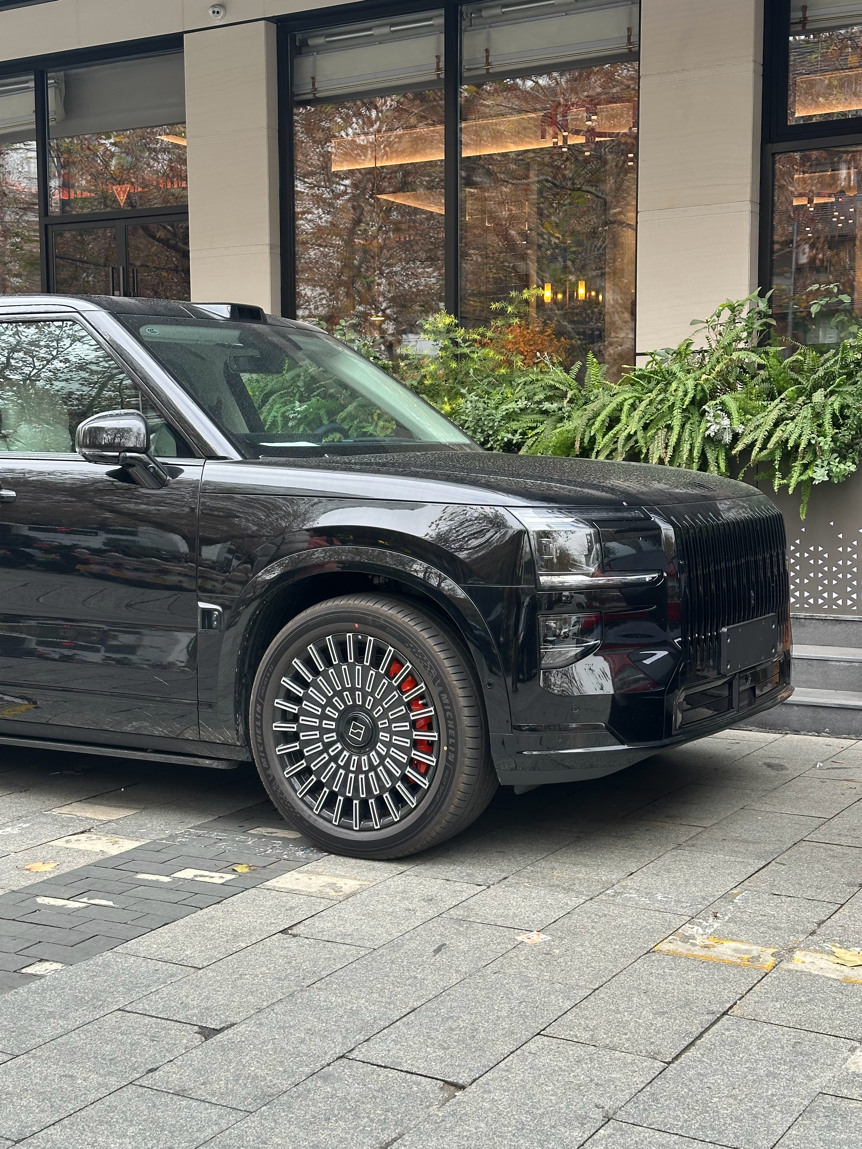 刚才路边偶遇黑武士版极氪9X，真的有被帅到！全黑曜黑套件太顶了，方正硬朗的轮廓跟