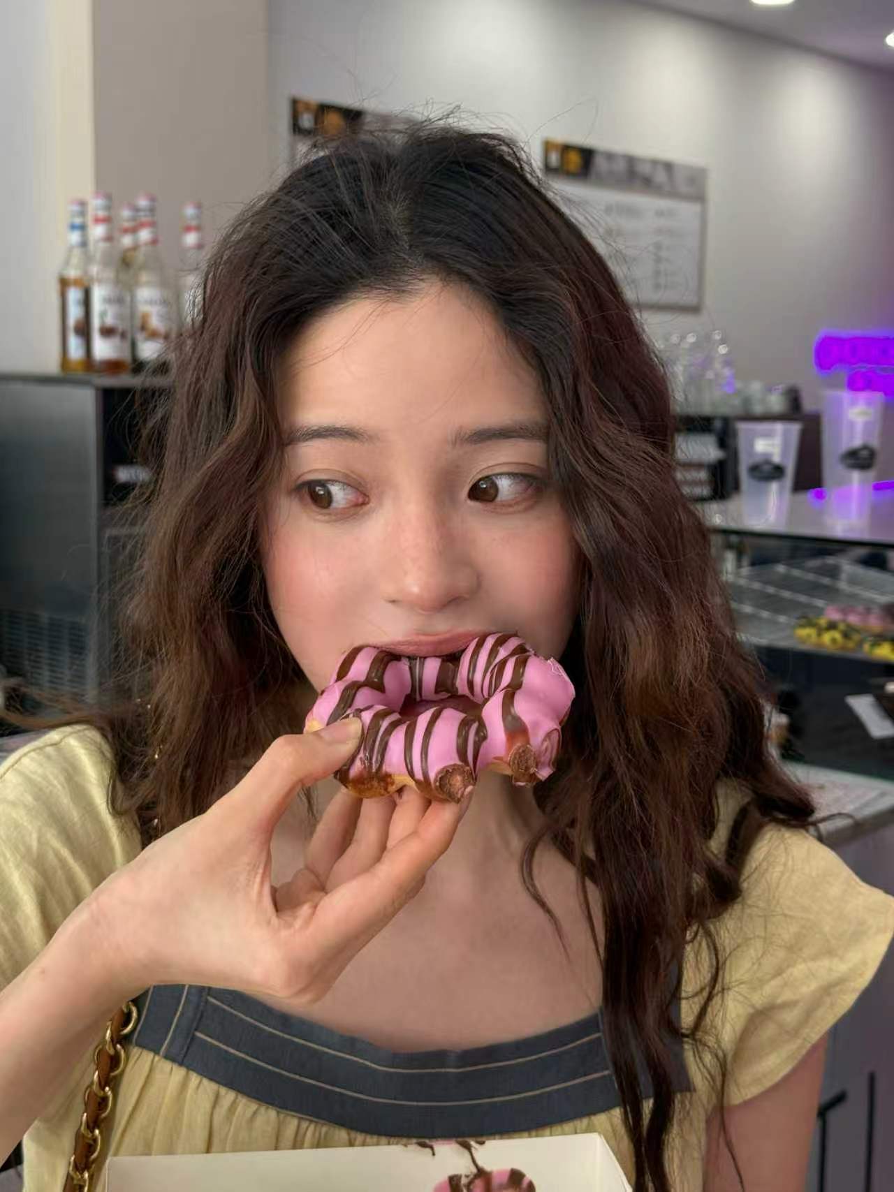 欧阳娜娜吃甜甜圈随拍欧阳娜娜吃甜甜圈随拍好可爱的娜娜，就连甜甜圈也没有甜呀