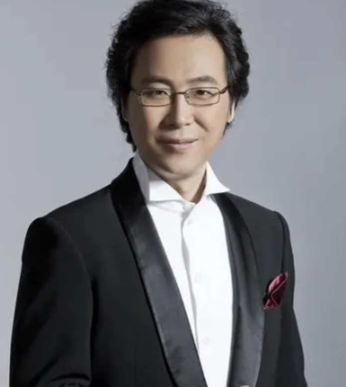 有一次，廖昌永演出成功结束后，美滋滋地回家了。妻子却对他冷言冷语，顿时他就懵了：