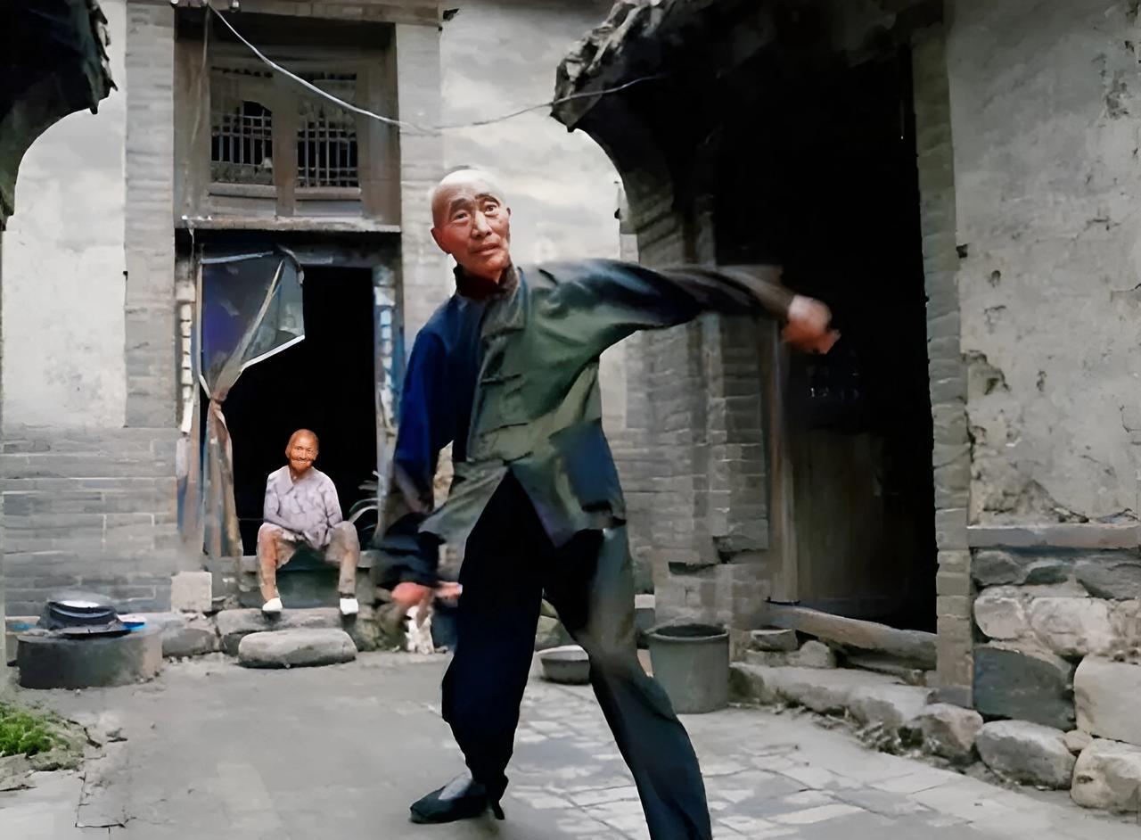 这个正在练武却看起来弱不禁风的老人正是少林前主持释永信的师父郝释斋。郝释斋虽然是