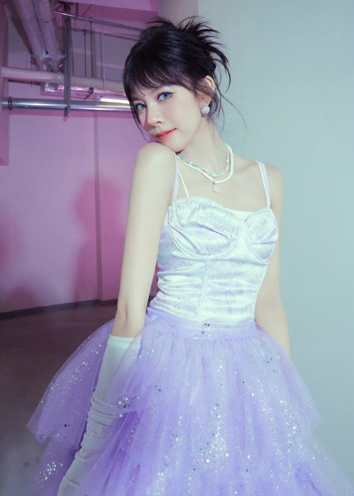 这居然是宋妍霏宋妍霏总能给人带来意想不到的惊喜。四公舞台上的甜妹形象，紫色蓬蓬