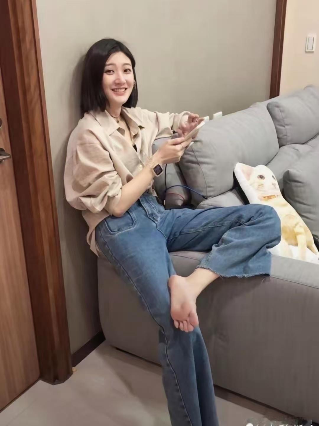 林逸欣的脚好有特点，头一次看到这样的脚丫子。