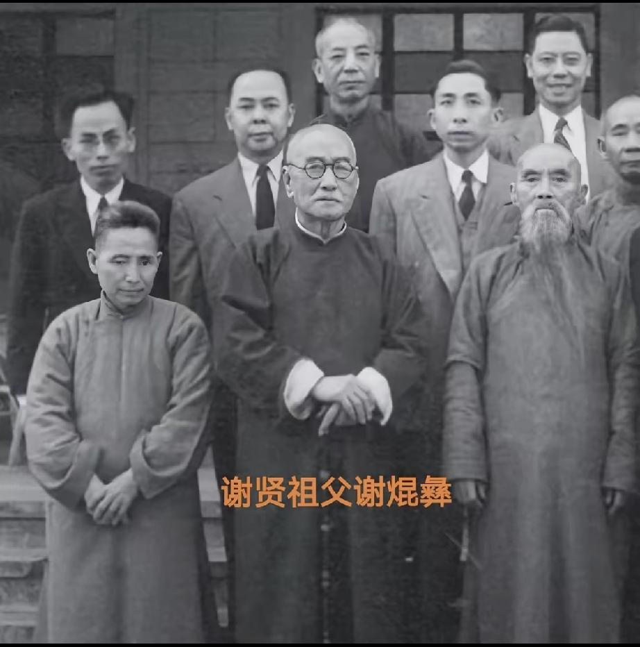 谢贤和他的母亲长的很像，也和他的祖父长的很像；虽然没见过他父亲的照片，但可以推