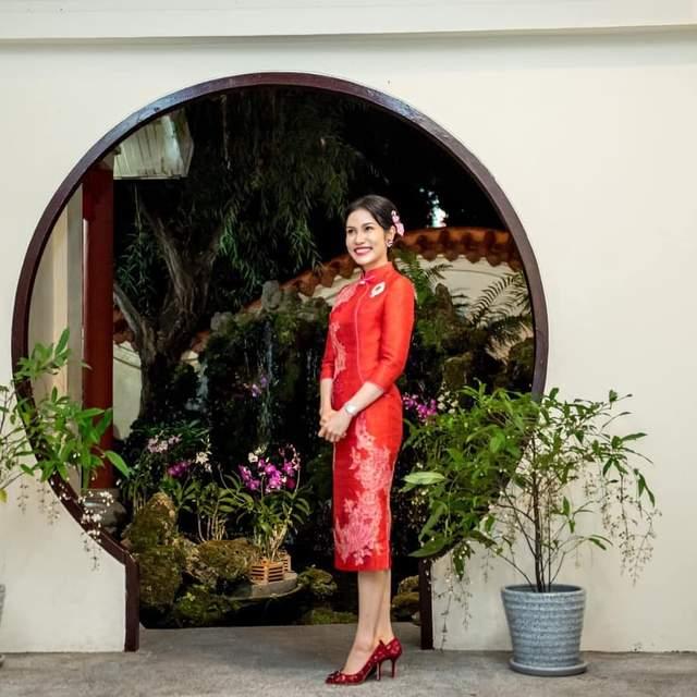 诗妮娜穿着红装身姿曼妙，穿着军装又英姿飒爽。可帅可美的她性格应该是不错的，看提帮