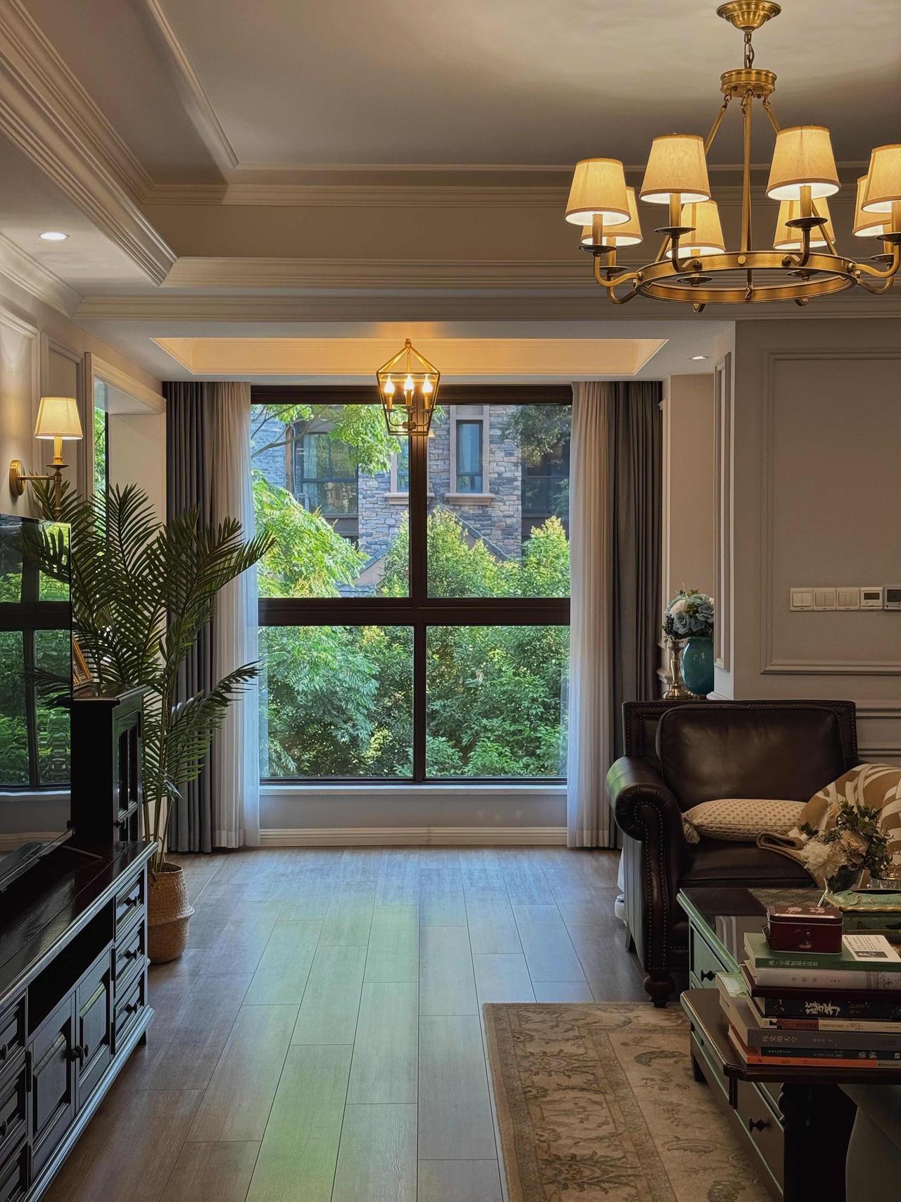 重庆一女士晒出住了5年的家，她对美式装修情有独钟，可能是受美剧的影响，这个家自己