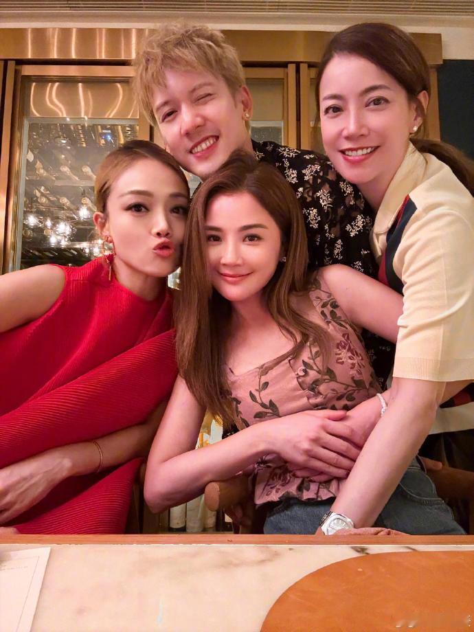 蔡卓妍容祖儿又在一起吹蜡烛了蔡卓妍有多爱容祖儿发长文为庆生：“生日快乐，我的「