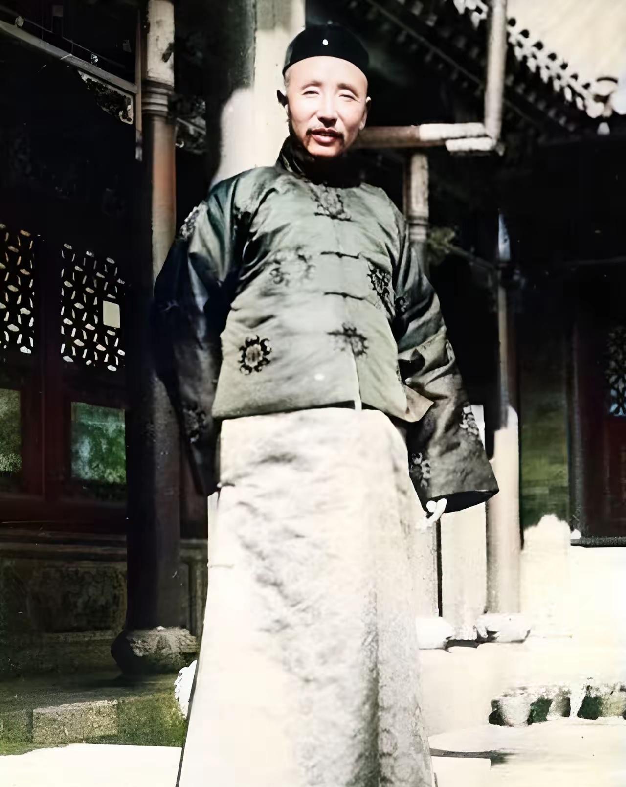 图一是张作霖，图二是1975年，张学良和儿子张闾琳以及孙子张居仰的合影，老张