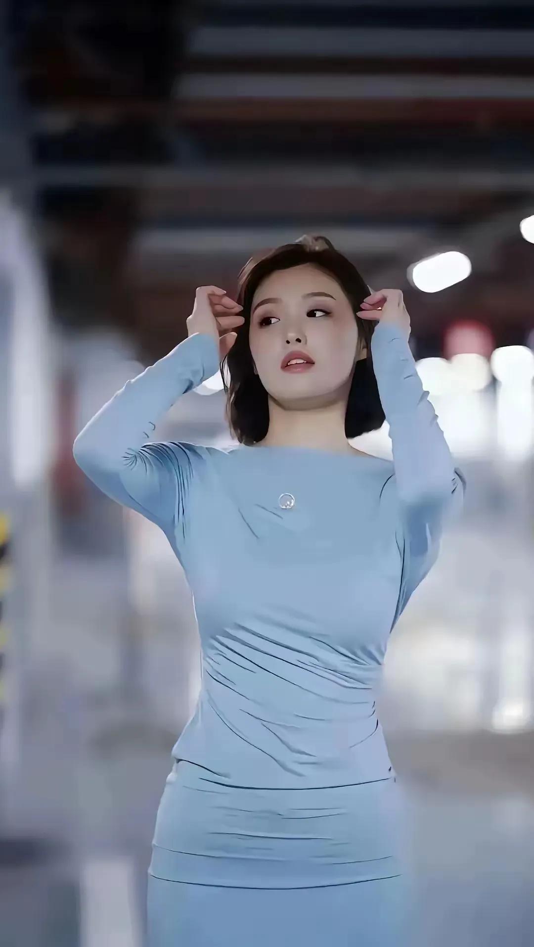 刀郎的侄女徐子尧长相其实说不上漂亮，但是不知道为什么，总是让我产生一种她是美女的
