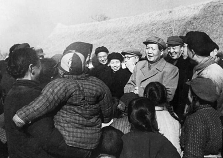 毛主席一生光明磊落，却有三个不为人知的小习惯... 第一个习惯，走到哪都不肯