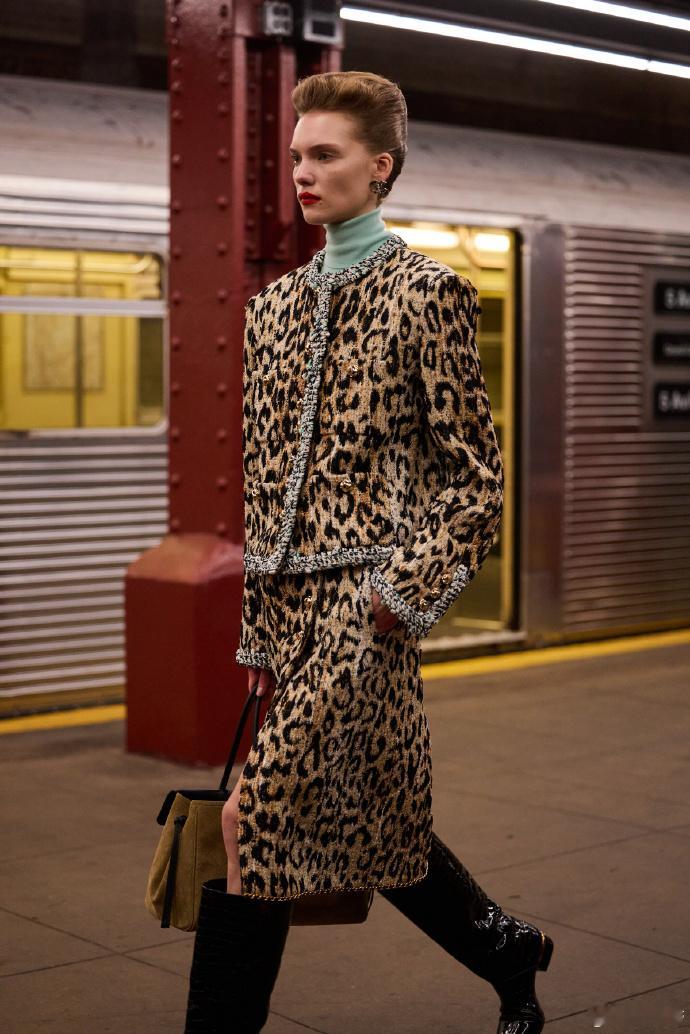 穿豹纹的辛芷蕾辛芷蕾《时尚芭莎》五月刊豹纹造型封神，野性美与高级感兼具，利落上衣