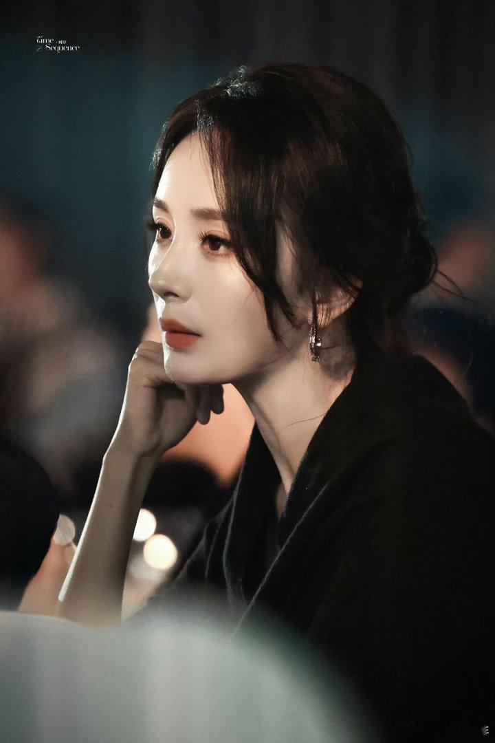 杨幂杨幂的荧幕魅力由颜值与演技共同构筑，灵动眉眼赋予角色鲜活底色，细腻表演填